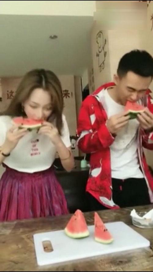 跟着媳妇吃瓜,跟着媳妇吃瓜，共享甜蜜生活点滴