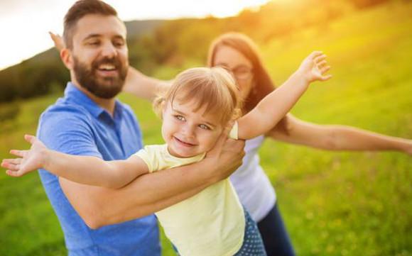 孩子吃瓜看爸妈,孩子模仿爸妈看瓜趣事