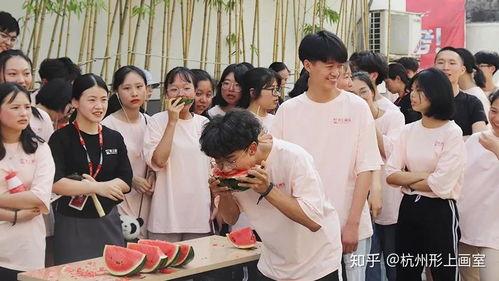 画室比赛吃瓜,吃瓜群众围观艺术盛宴
